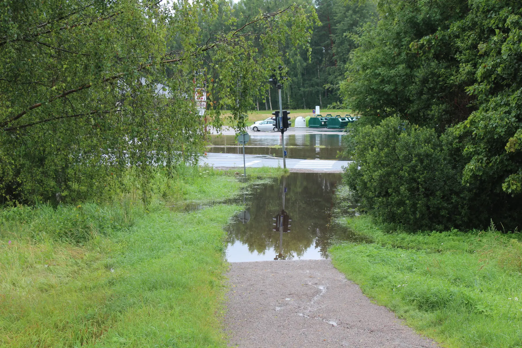 Översvämmad grusväg i Vågbro, Söderhamn