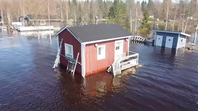 Stugor och hus delvis under vatten.