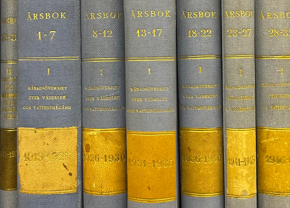 Inbundna böcker i blått och guld
