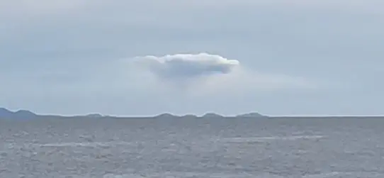 Foto taget upp mot himmeln där Cumulus flammagenitus bildats.