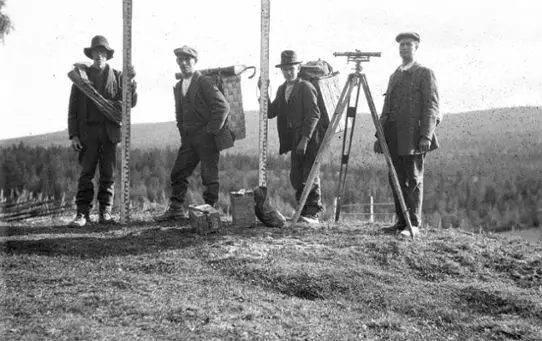 Fyra män som utför hydrologiskt fältarbete på tidigt 1900-tal.