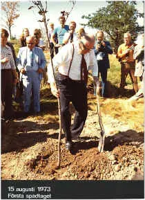 Gunnar Sträng står med en spade i backen.