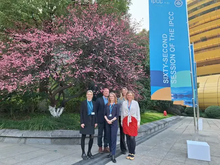 Sveriges fem representanter för IPCC framför ett körsbärsträd i Kina. 