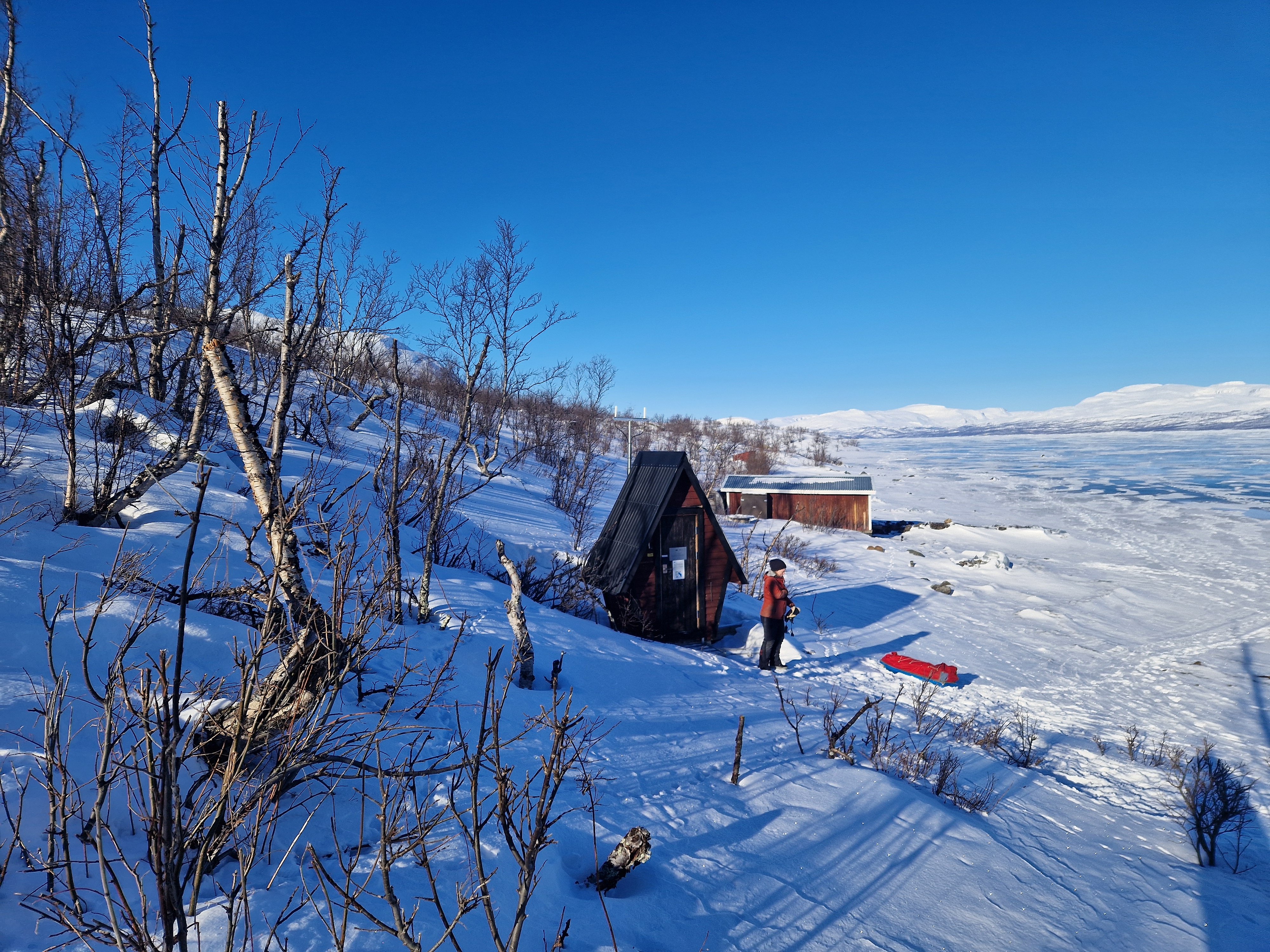 SMHIs fälthydrolog Åsa vid pegelkuren i Abisko