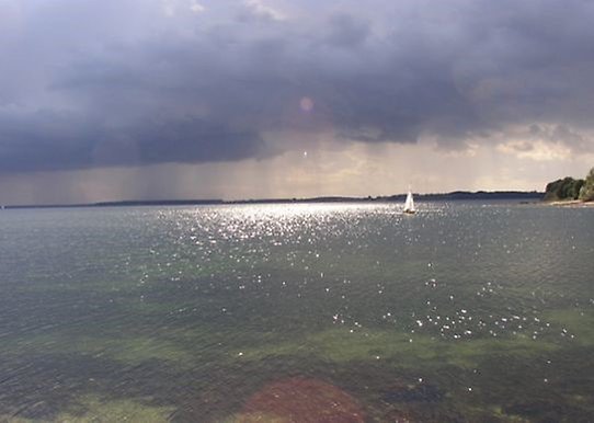Hav och segelbåt.