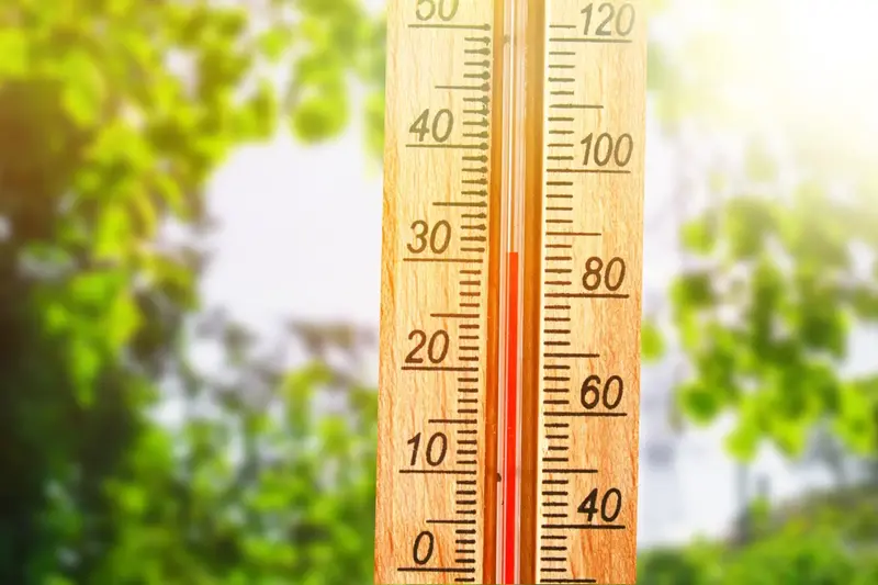 En termometer visar hög temperatur.