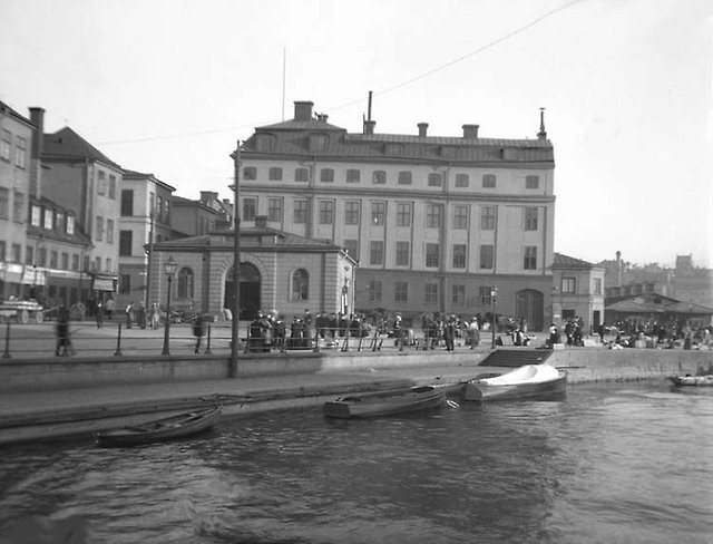 Svartvitbild på stort hus i Stockholm