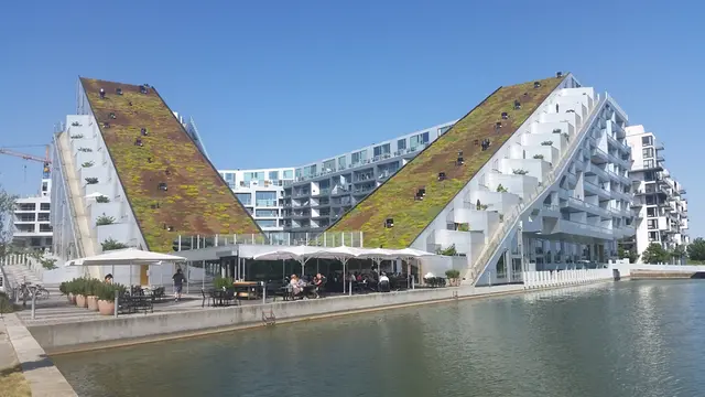 8House i Köpenhamn, en byggnad med grönt tak och spektakulär design.