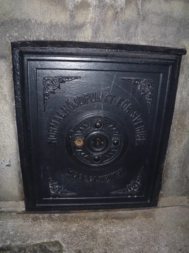 Bild på normalhöjdpunkten på Riddarholmen.