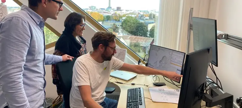 människor framför en skärm.