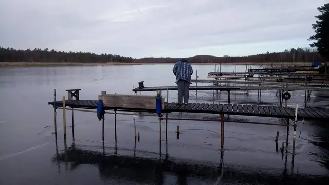 Bryggor står på höga pålar som visar på hur låg nivån i sjön är