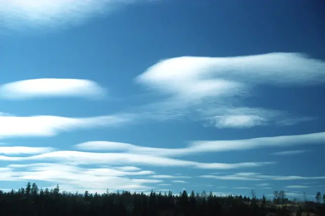 Foto upp mot himmeln där molnen altocumulus lenticularus.