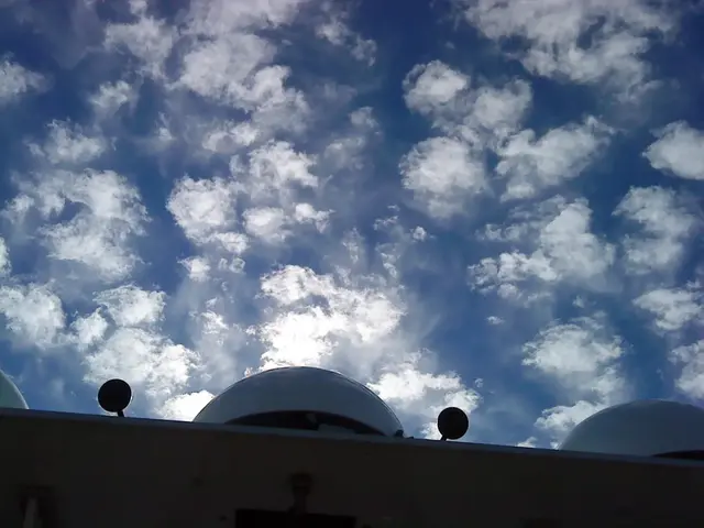 Foto upp mot himmeln där molnen altocumulus floccus syns.