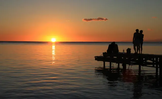 Solnedgång vid sjö en sommarnatt.