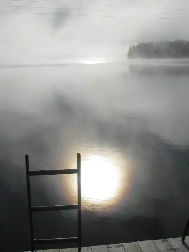 Sjörök stiger upp från ytan på en sjö, foto.