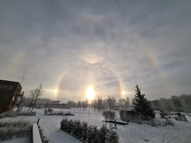 Bilden visar ett välutvecklat halofenomen med bland annat 46°-halo.