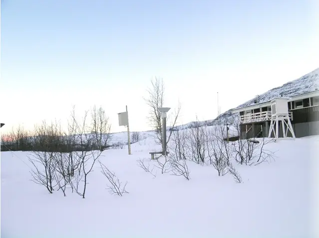 Bilden visar väderstationen i ett vinterlandskap.