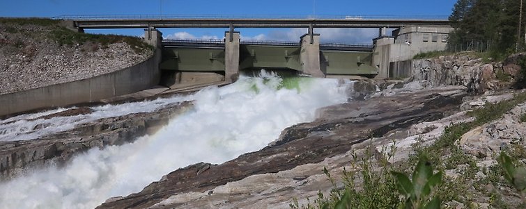 En vattenkraftsstation med forsande vatten.