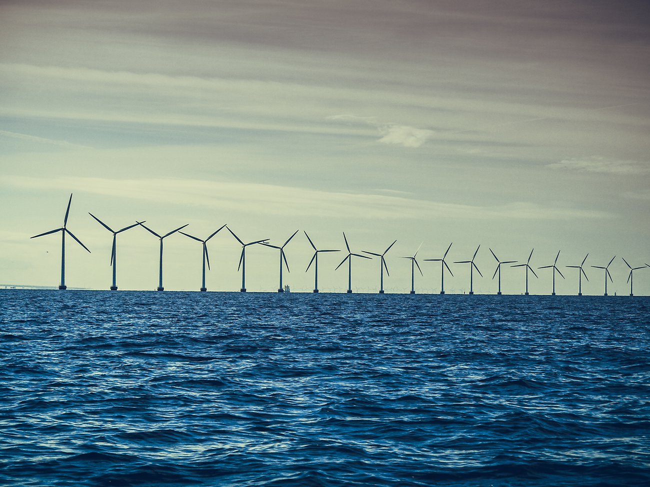 Vindkraftverk för förnybar hållbar och alternativ energiproduktion längs Östersjöns kust nära Danmark.