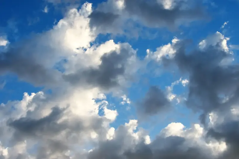Moln på himmel som lyser upp