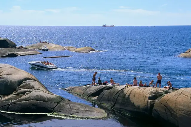 Människor vid havet