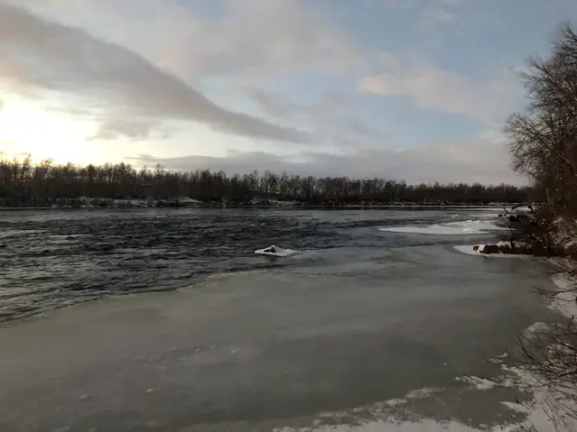 Sjö med is