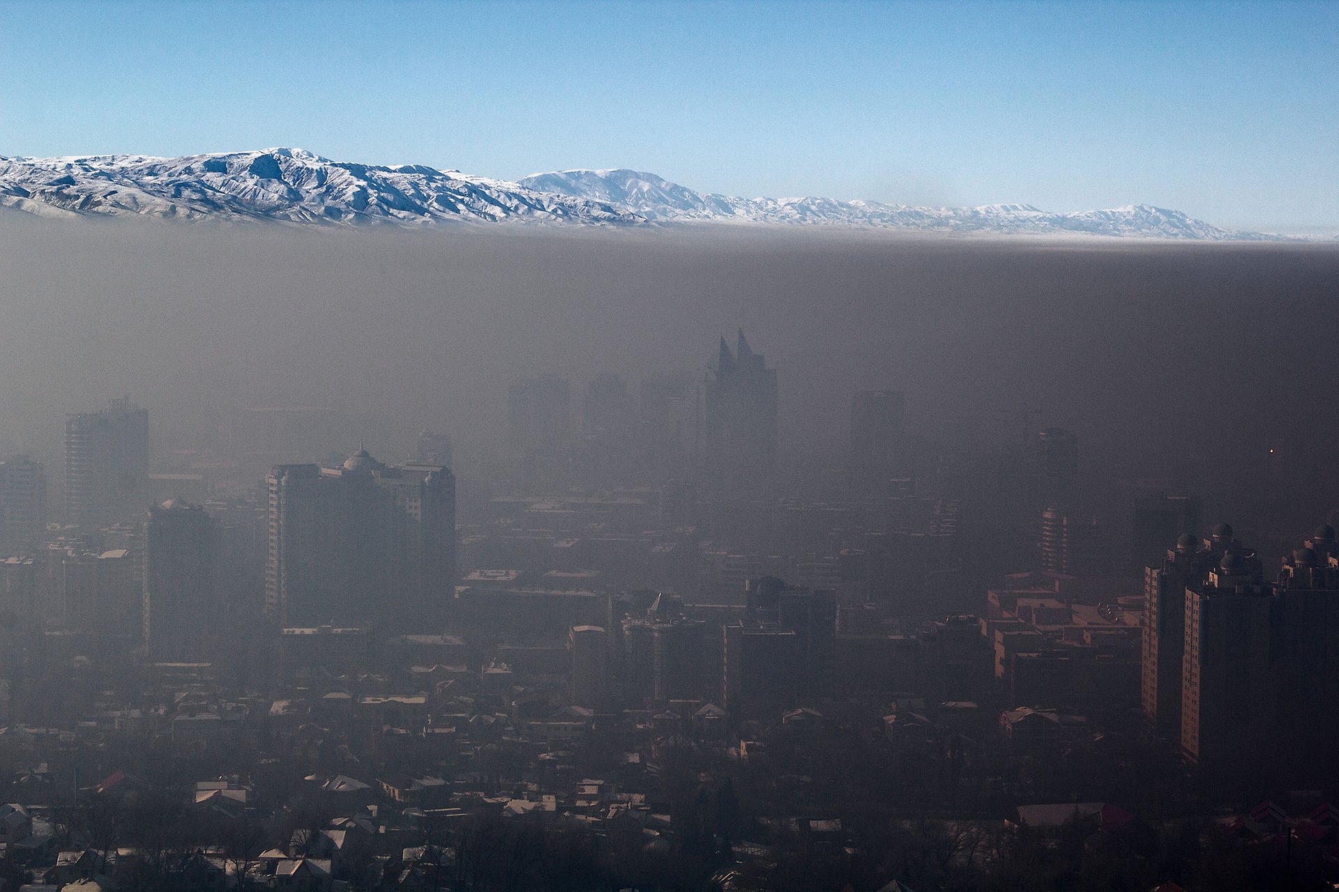 Smog över staden Almaty, Kazakstan under en inversion
